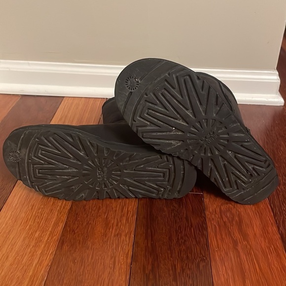 UGG Boots - Picture 3 of 4